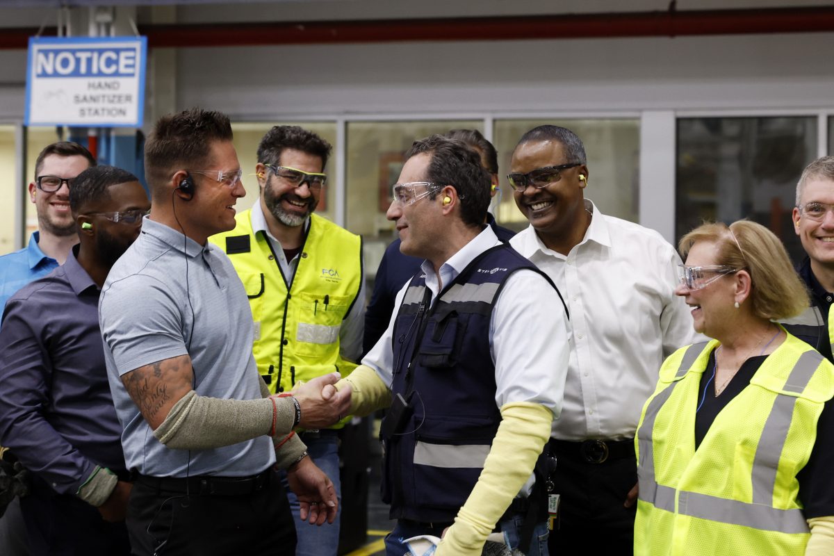 Мільйони для боса, нуль для робочих: розкрито зарплату нового голови Stellantis на тлі кризи - фото 1