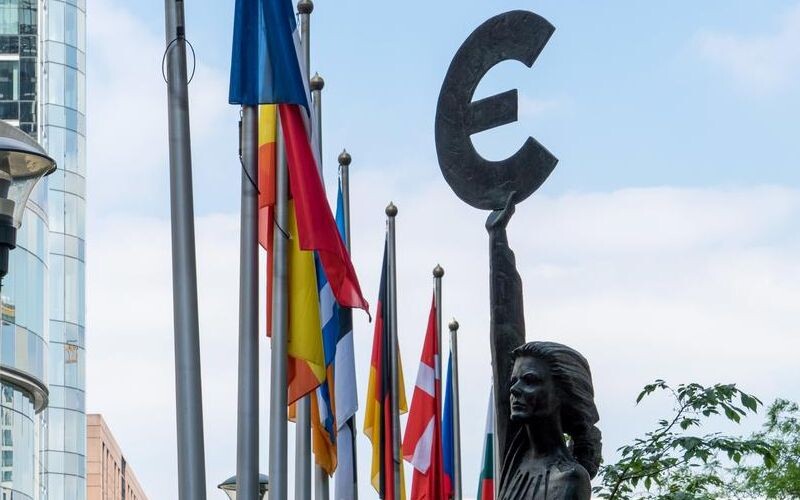 Bloomberg: найближчі чотири тижні визначать ризик нового економічного удару для ЄС