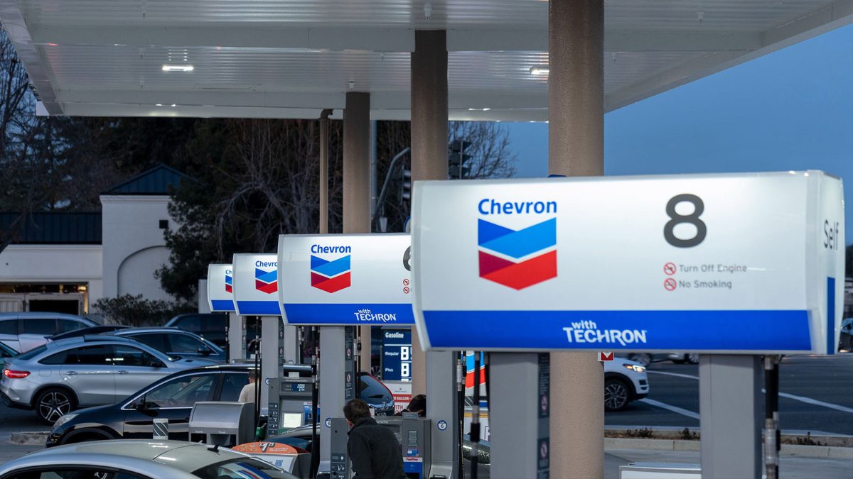 Шокуючі ціни на пальне у США: вартість галона бензину в Каліфорнії перевищила 8 доларів - фото 1