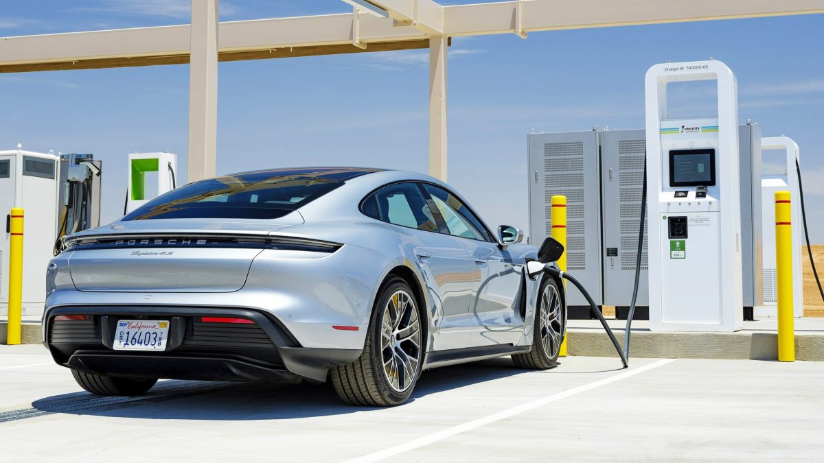 Ціни на нафту б'ють рекорди: чому електромобілі стають єдиним порятунком для водіїв - фото 2