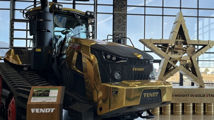 Трамп прийняв золотий трактор Fendt за подарунок: деталі про 673-сильного гіганта - фото 8