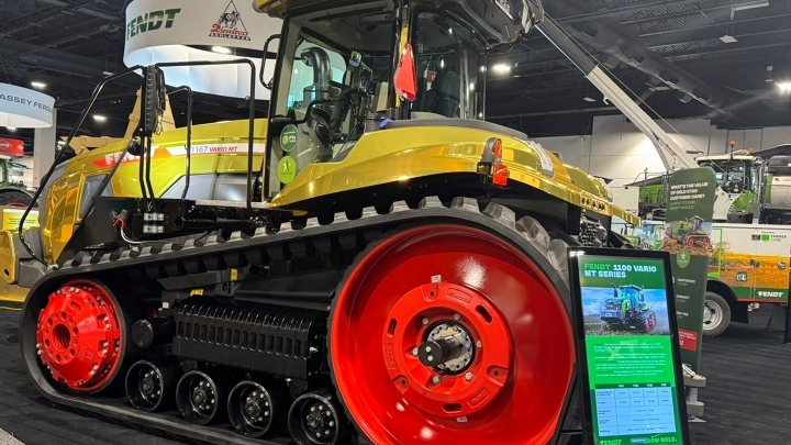 Трамп прийняв золотий трактор Fendt за подарунок: деталі про 673-сильного гіганта - фото 7