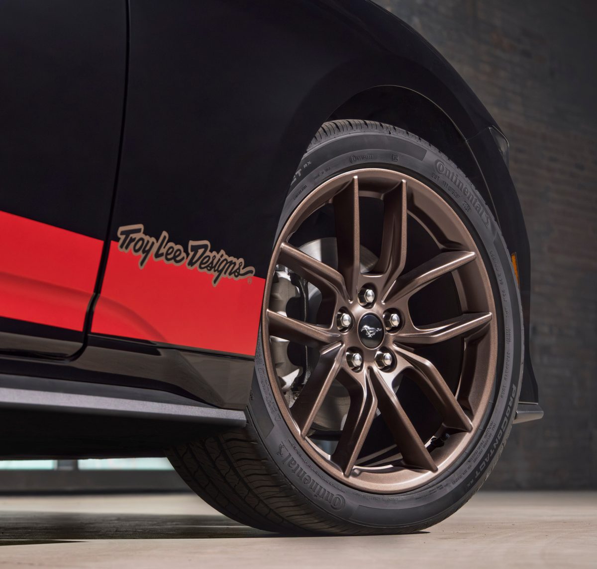 Ford представив ексклюзивну спецверсію Mustang EcoBoost TLD Signature Edition - фото 7