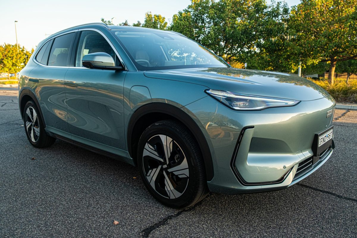 Бюджетний удар по Tesla: огляд нового електричного кросовера Geely EX5 - фото 1