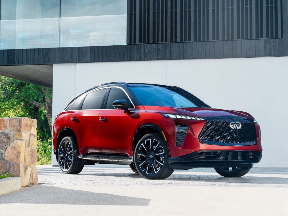 Золото в фарбі та броньовані вантажівки: Infiniti вражає унікальним кольором для кросовера QX65 - фото 2