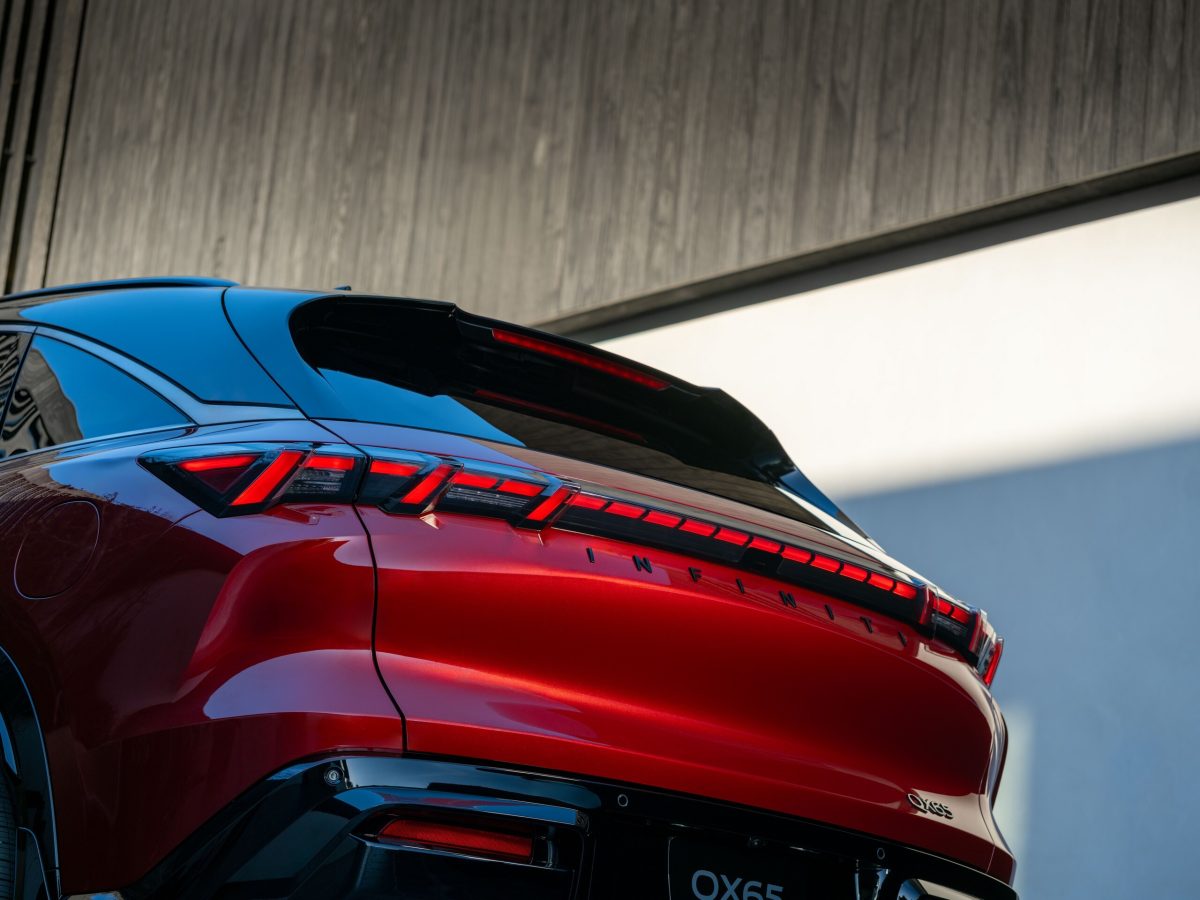 Золото в фарбі та броньовані вантажівки: Infiniti вражає унікальним кольором для кросовера QX65 - фото 3