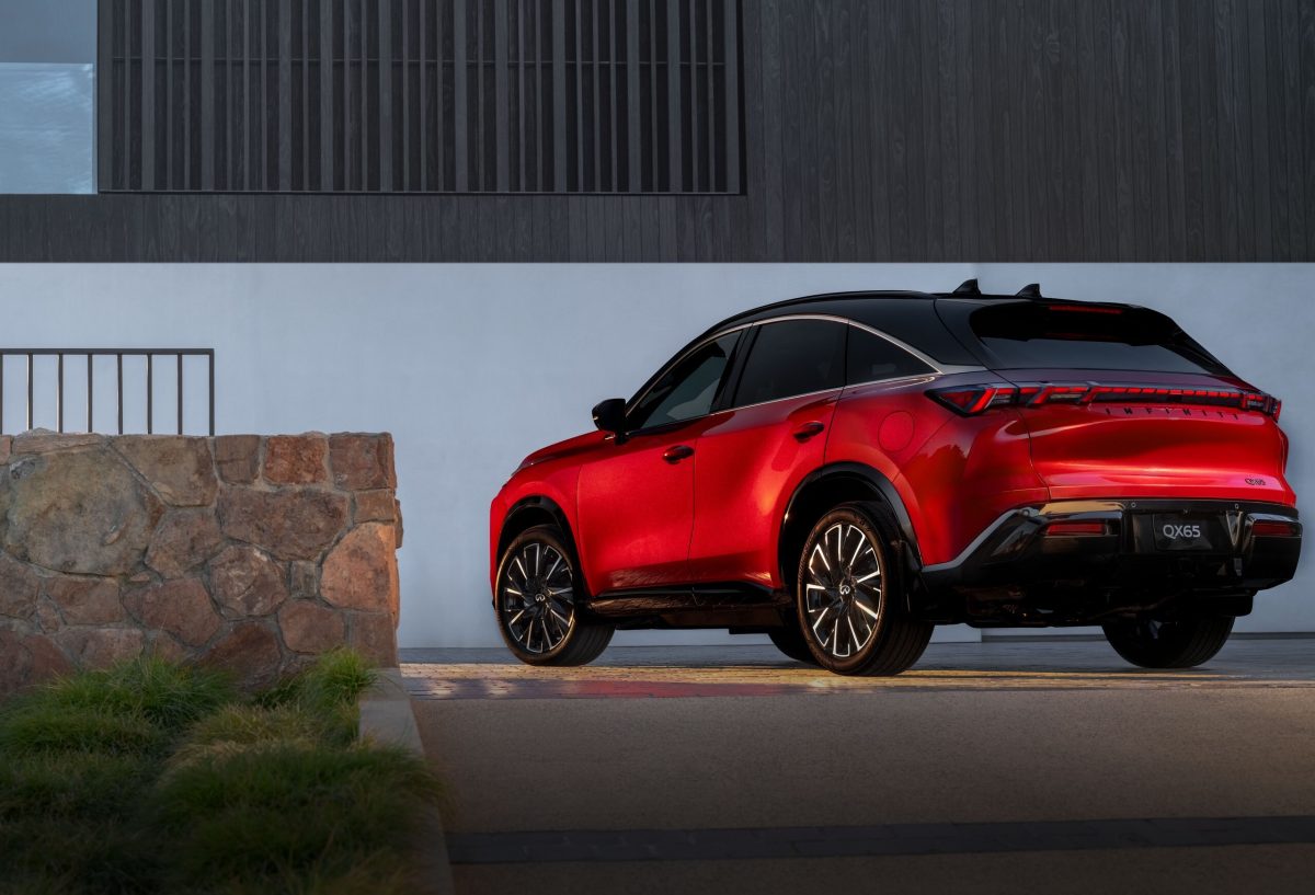 Золото в фарбі та броньовані вантажівки: Infiniti вражає унікальним кольором для кросовера QX65 - фото 4