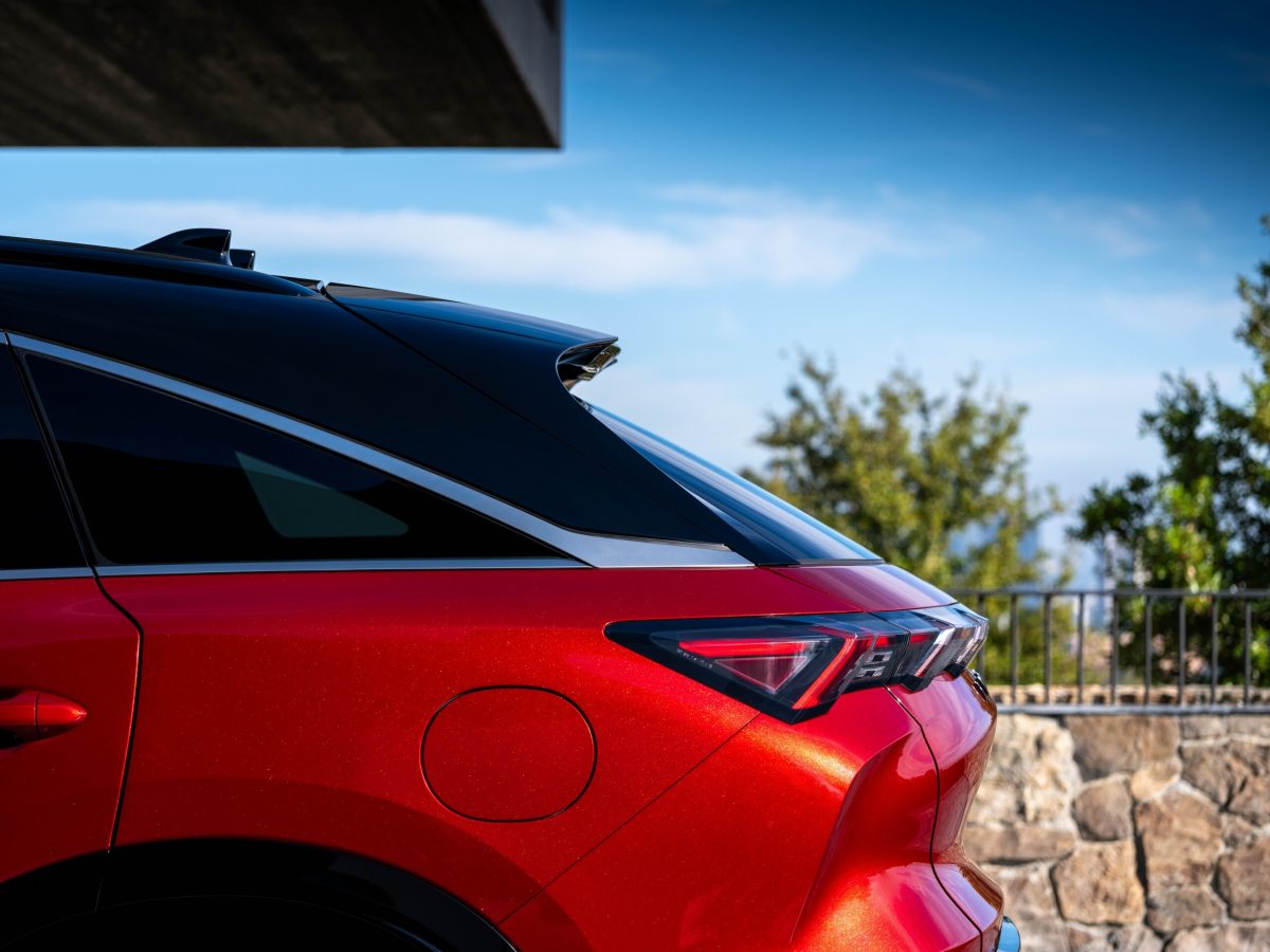 Золото в фарбі та броньовані вантажівки: Infiniti вражає унікальним кольором для кросовера QX65 - фото 6