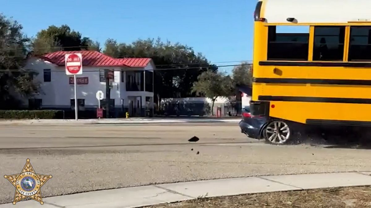 Моторошна ДТП у Флориді: кабріолет Jaguar залетів під шкільний автобус - фото 6