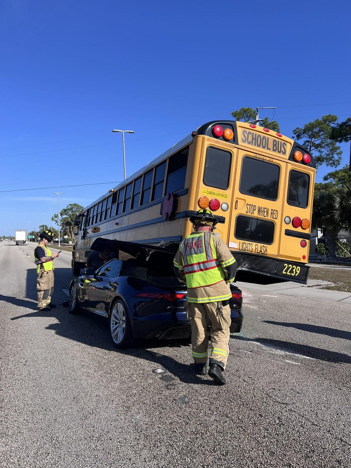 Моторошна ДТП у Флориді: кабріолет Jaguar залетів під шкільний автобус - фото 4