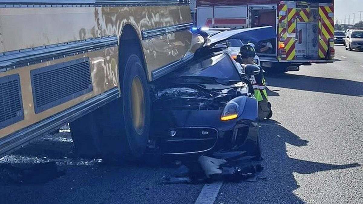 Моторошна ДТП у Флориді: кабріолет Jaguar залетів під шкільний автобус - фото 2