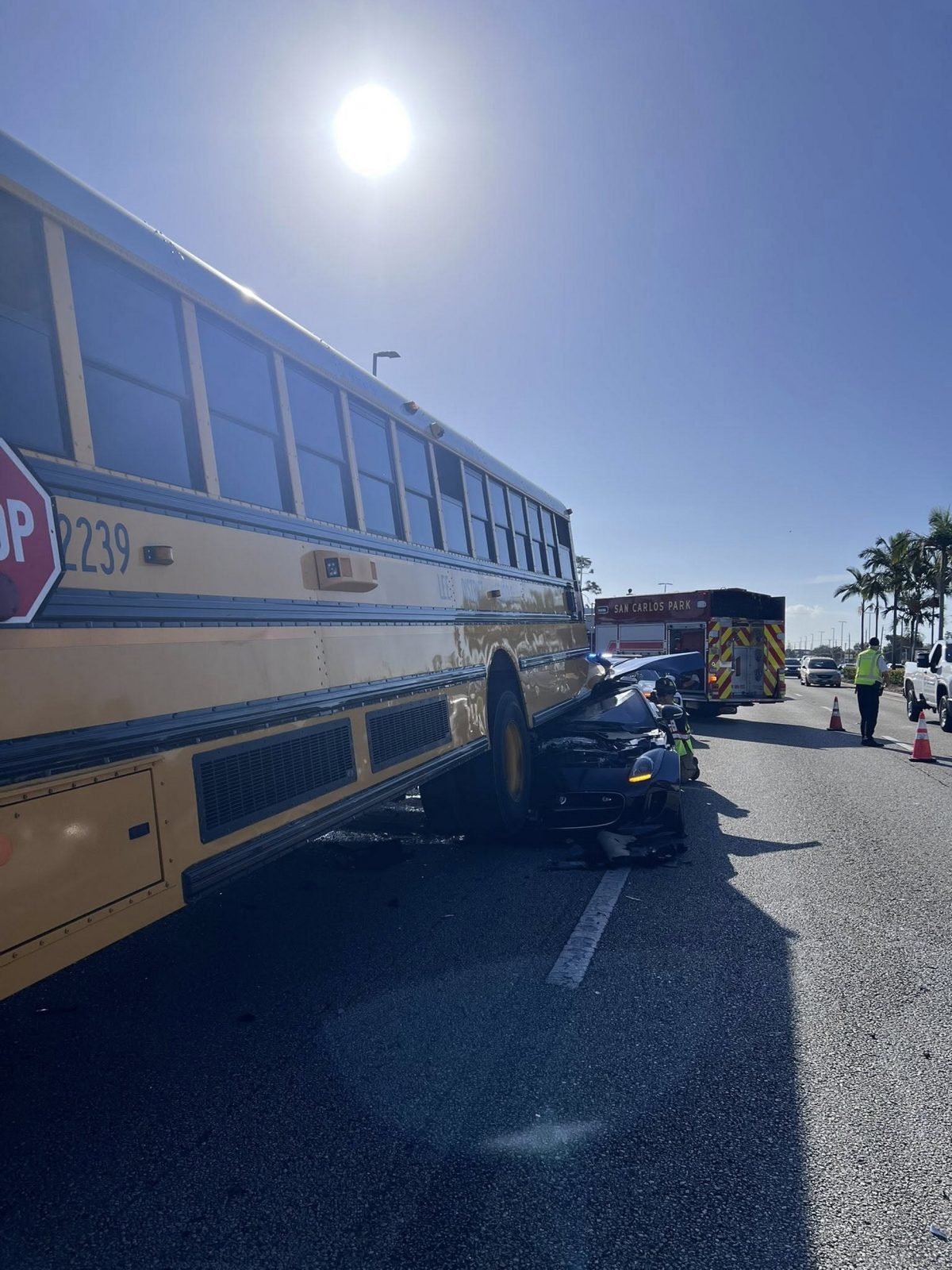 Моторошна ДТП у Флориді: кабріолет Jaguar залетів під шкільний автобус - фото 5
