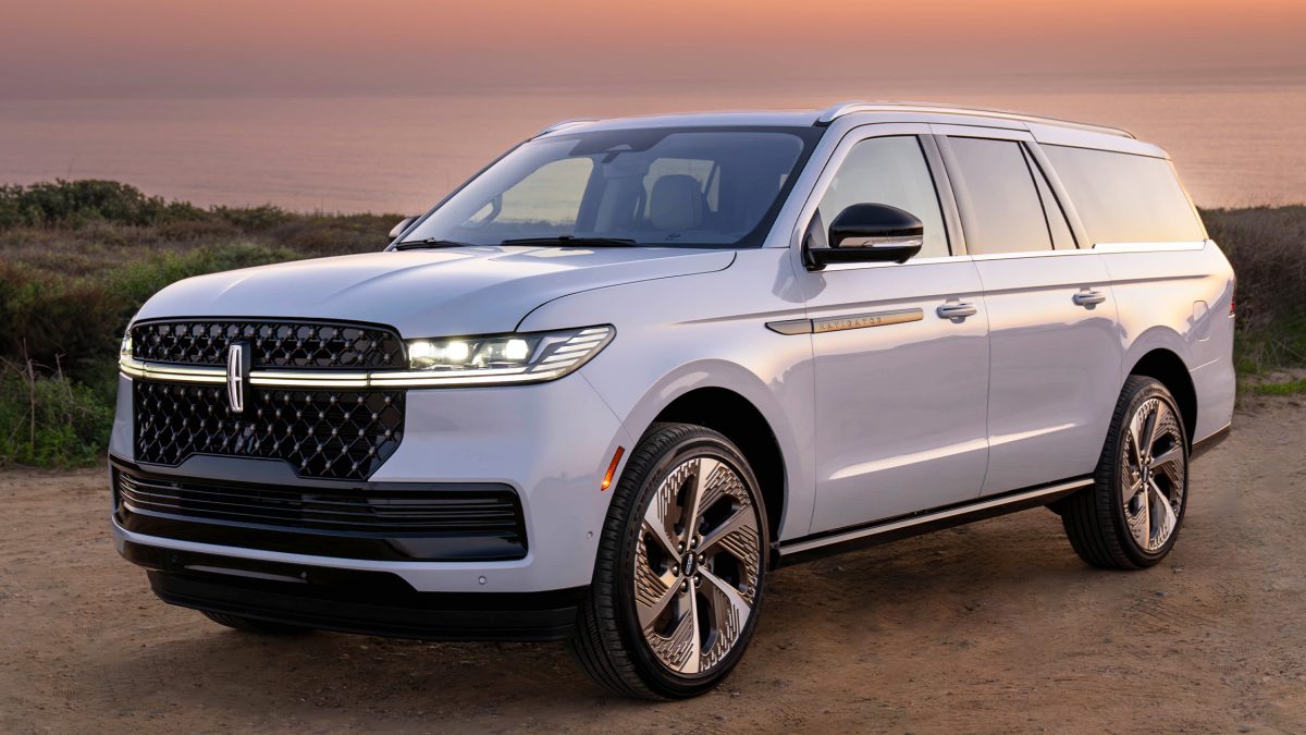 У нових Lincoln Navigator виявили небезпечний дефект: водійське крісло живе власним життям - фото 3
