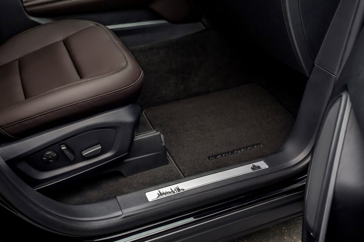 Генеральний директор Ford подарував Папі Римському унікальний гібридний Explorer - фото 5