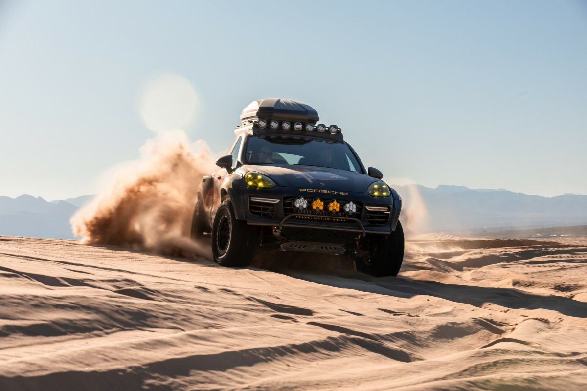 Porsche Cayenne перетворили на 650-сильного монстра для бездоріжжя у стилі «Дакар» - фото 2