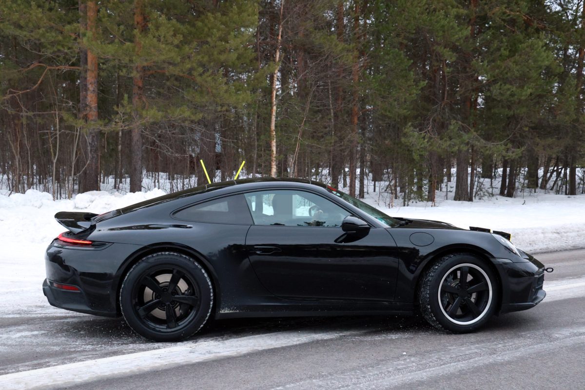 Porsche готує друге покоління 911 Dakar: шпигунські фото гібридного спорткара - фото 1