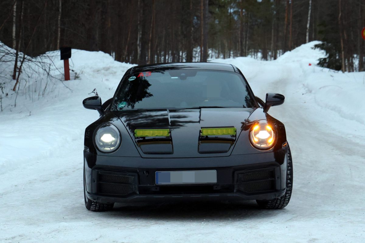 Porsche готує друге покоління 911 Dakar: шпигунські фото гібридного спорткара - фото 2