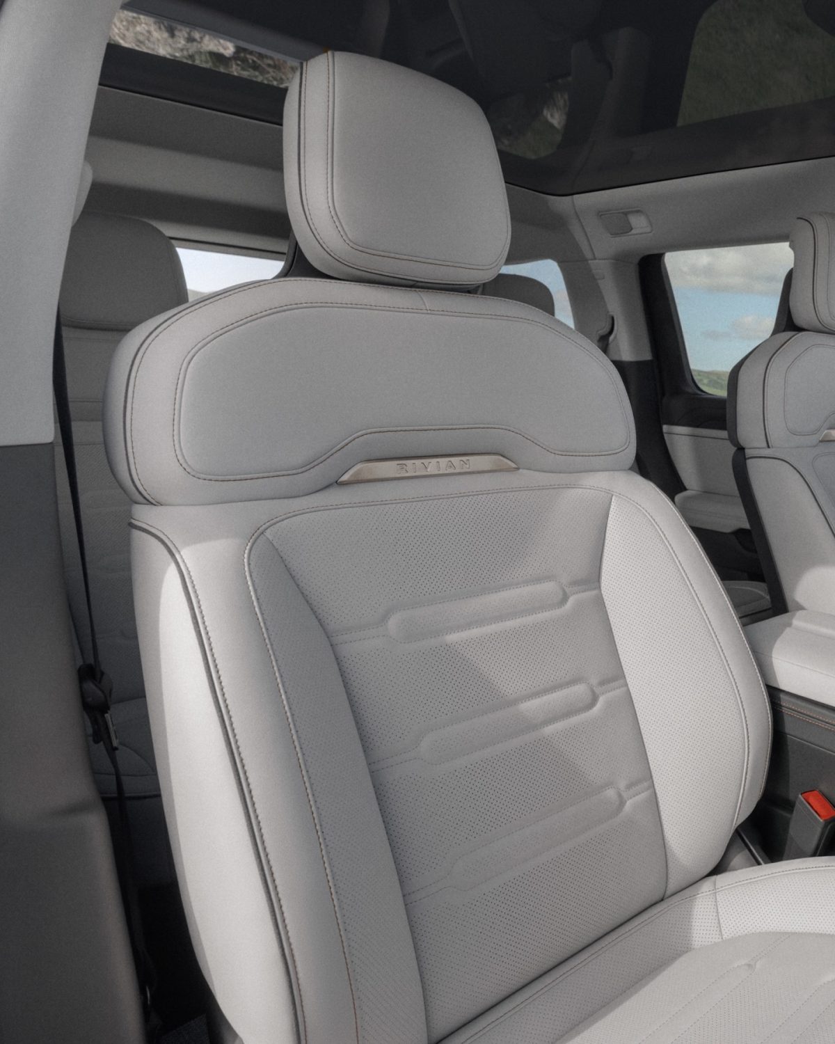Офіційна прем'єра Rivian R2: ціни, характеристики та дата виходу нового електрокросовера - фото 8