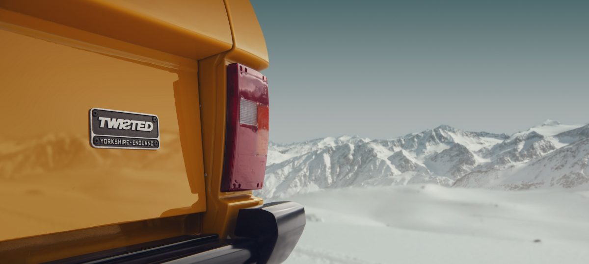 Епохальне відродження: Twisted Automotive представили класичний Range Rover із V8 на 500 сил - фото 5