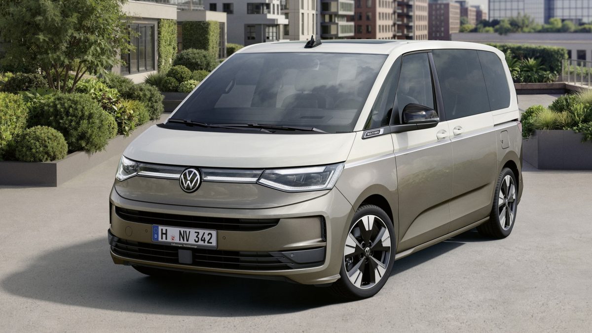 Volkswagen частково розсекретив оновлений Multivan T7: дизайн у стилі ID. Buzz та гібридні технології - фото 1