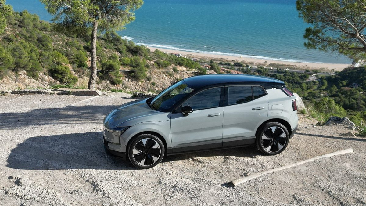 Жертва нових мит: найдоступніший електрокросовер Volvo EX30 залишає ринок США - фото 1