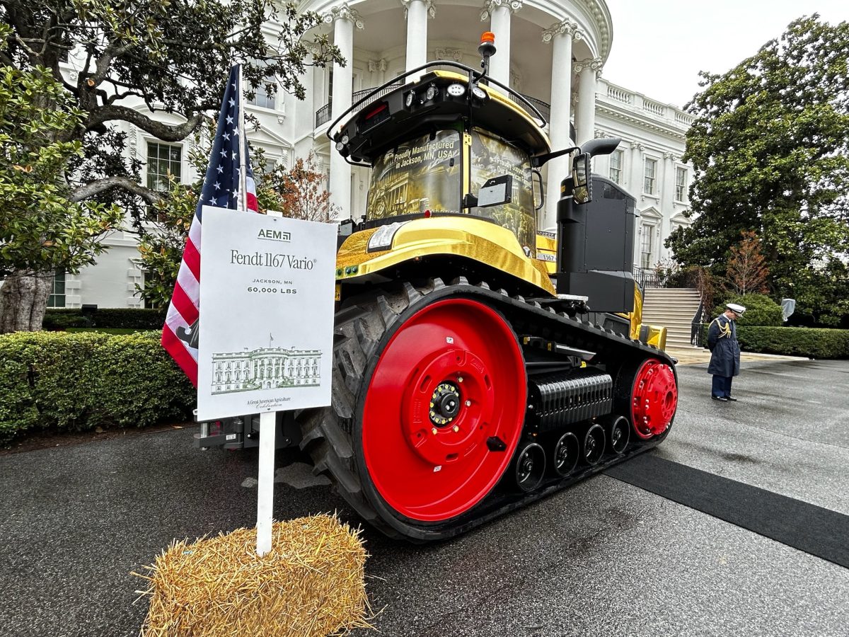 Трамп прийняв золотий трактор Fendt за подарунок: деталі про 673-сильного гіганта - фото 2