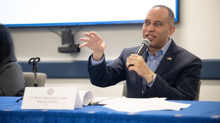 Лідер демократів закликав до “зміни режиму”. Трамп у відповідь назвав Демпартію ворогом США