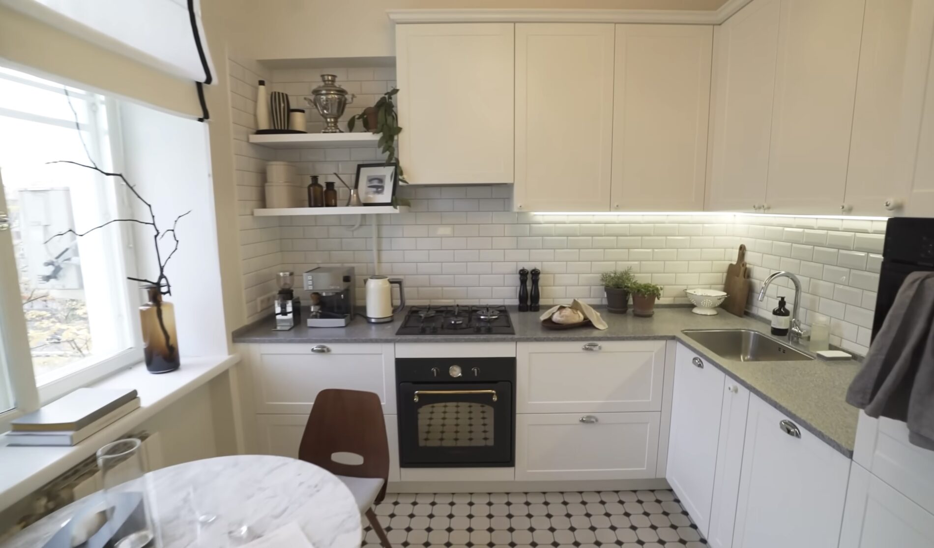 Господині розповіли, які дизайнерські рішення на кухні стануть невдалими Фото: скріншот з YouTube Господині розповіли, які дизайнерські рішення на кухні стануть невдалими Фото: скріншот з YouTube