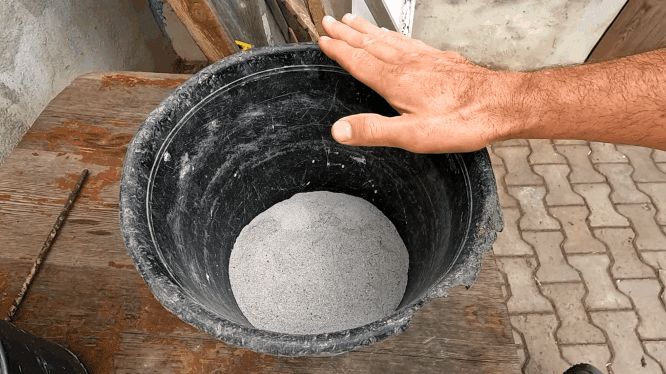 Городники розповіли, як використовувати деревну золу у якості добрива 