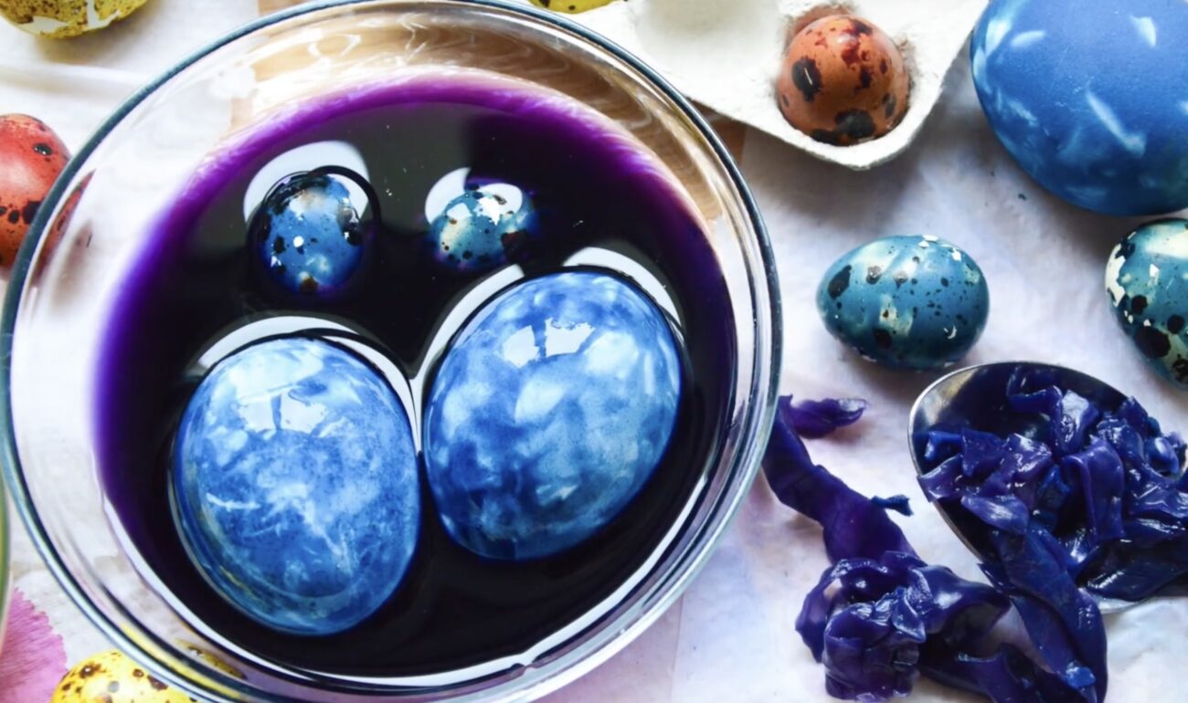 Господині розповіли, що зробити з зайвим барвником для крашанок Господині розповіли, що зробити з зайвим барвником для крашанок