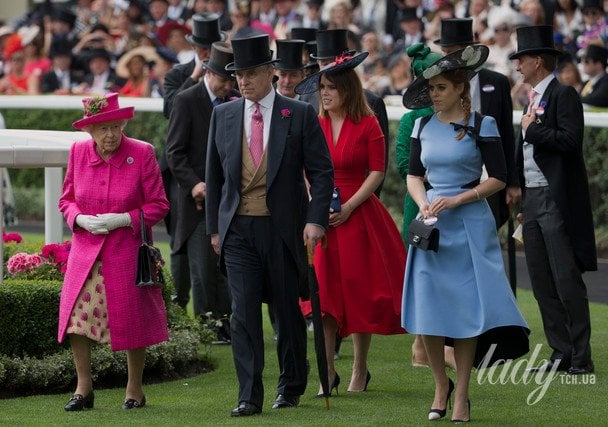 Королева Єлизавета, експринц Ендрю та його доньки Євгенія і Беатріс на кінних перегонах в Аскоті / © Associated Press