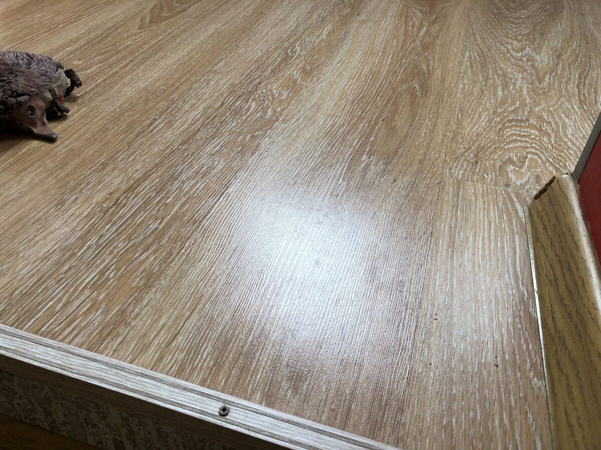 Господині розповіли, чим мити підлогу, щоб вона блищала. Фото: скриншот з відео 