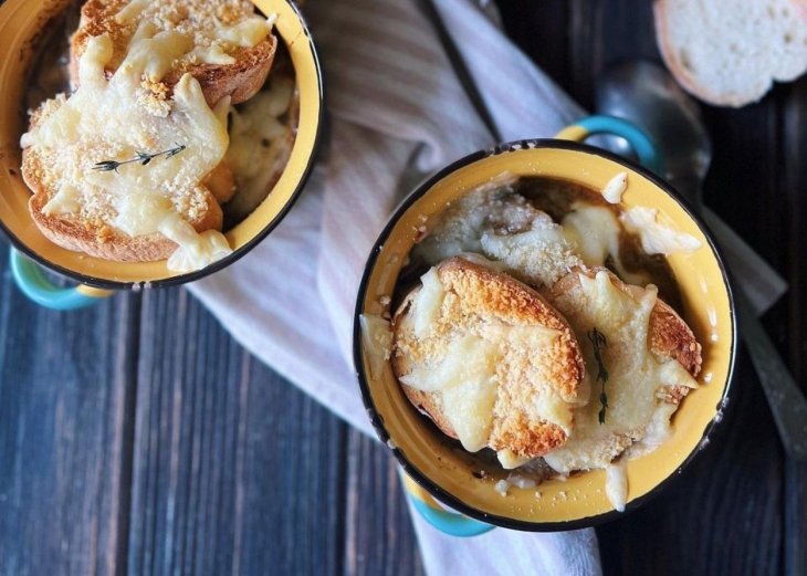 Рецепт цибулевого супу з грінками