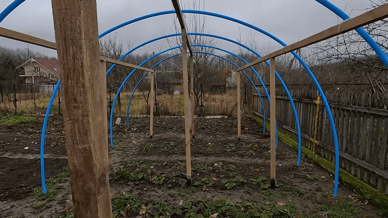 Дачники розповіли, як зробити просту бюджетну теплицю своїми руками. Фото: скріншот з YouTube