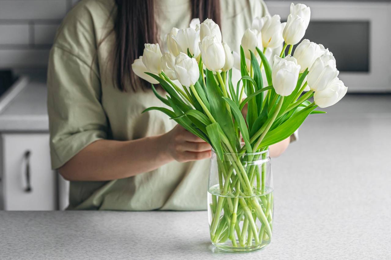 Господині розповіли, що додати у воду, аби букет квітів стояв довше 