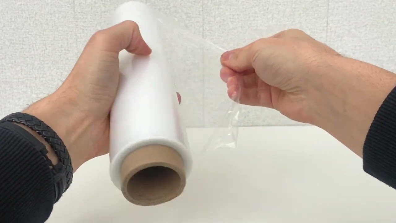 Лайфхак, щоб харчова плівка більше не рвалася. Фото: скриншот з відео