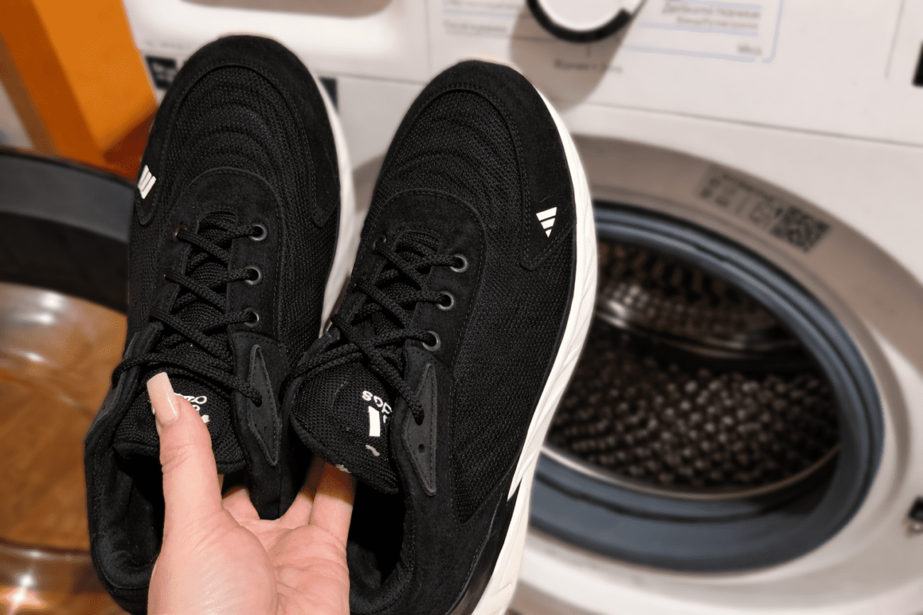 Господині розповіли, чи можна прати кросівки у пральній машині. Фото: Добрі новини 