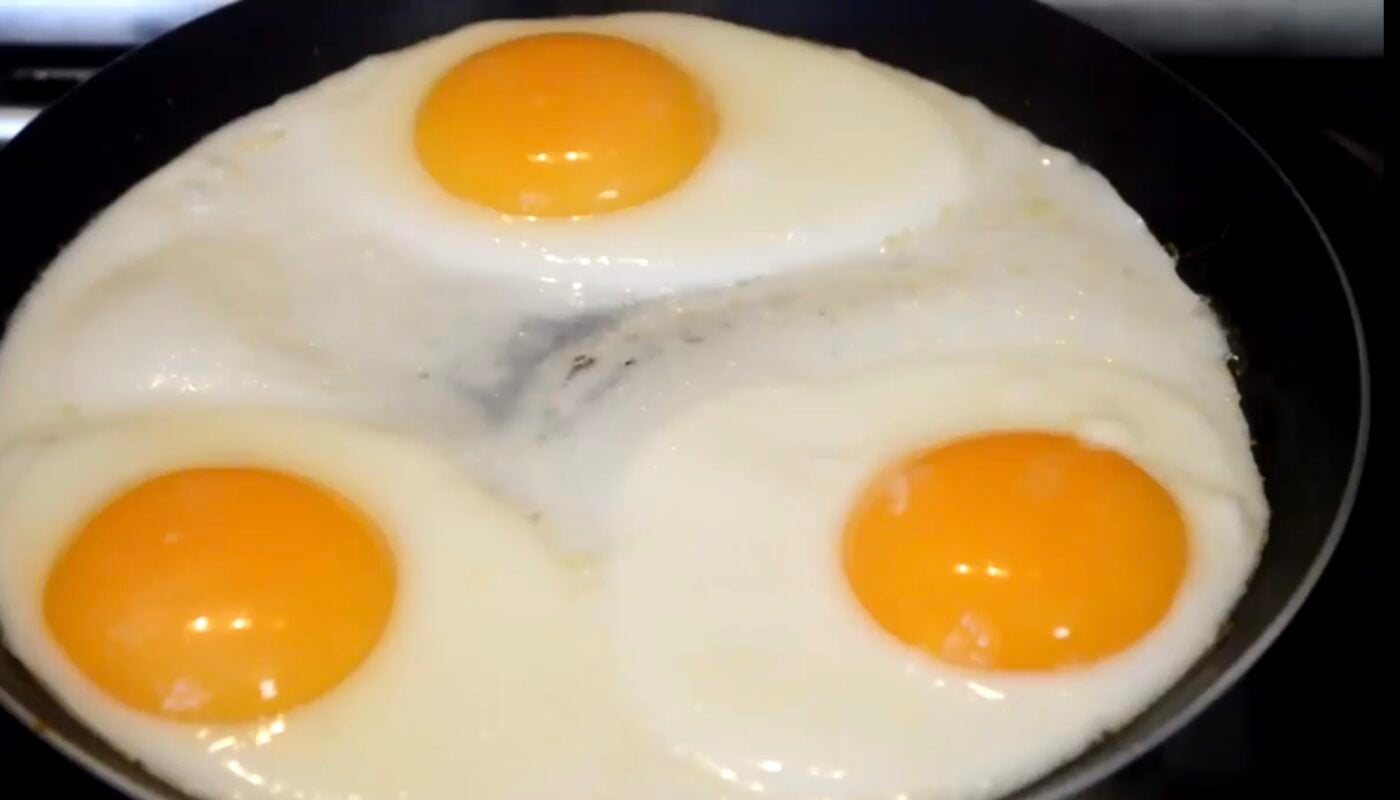 як правильно їсти яйця для засвоєння вітаміну D. Фото: скріншот з відео