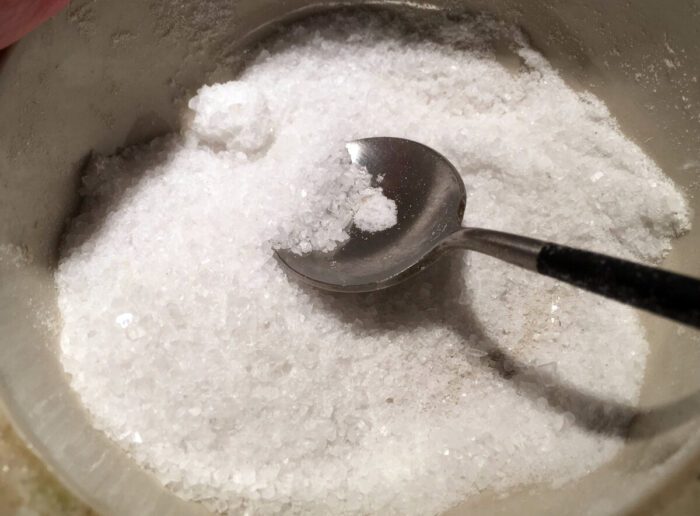 Городники розповіли, що розсипати по грядках у березні, щоб збагатити ґрунт