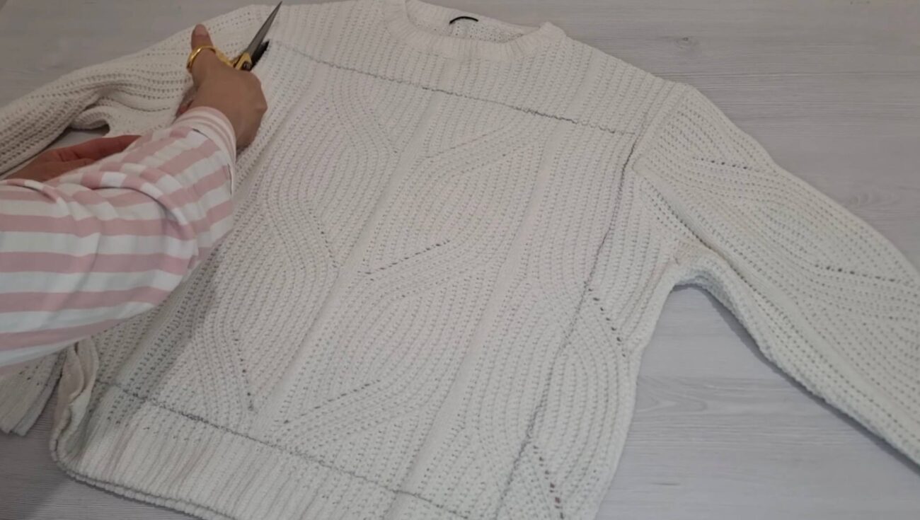 Господині розповіли, як зробити декоративну подушку зі старого светра. Фото: YouTube Innesa DIY