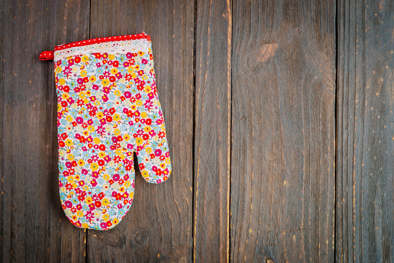 Господині розповіли, як привести до ладу брудні кухонні прихватки. Фото: скріншот з відео