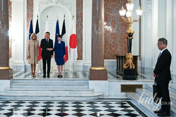 Бріжит та Еммануель Макрони і Санае Такаїті / © Associated Press