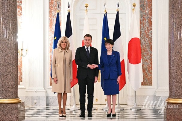 Бріжит та Еммануель Макрони і Санае Такаїті / © Associated Press