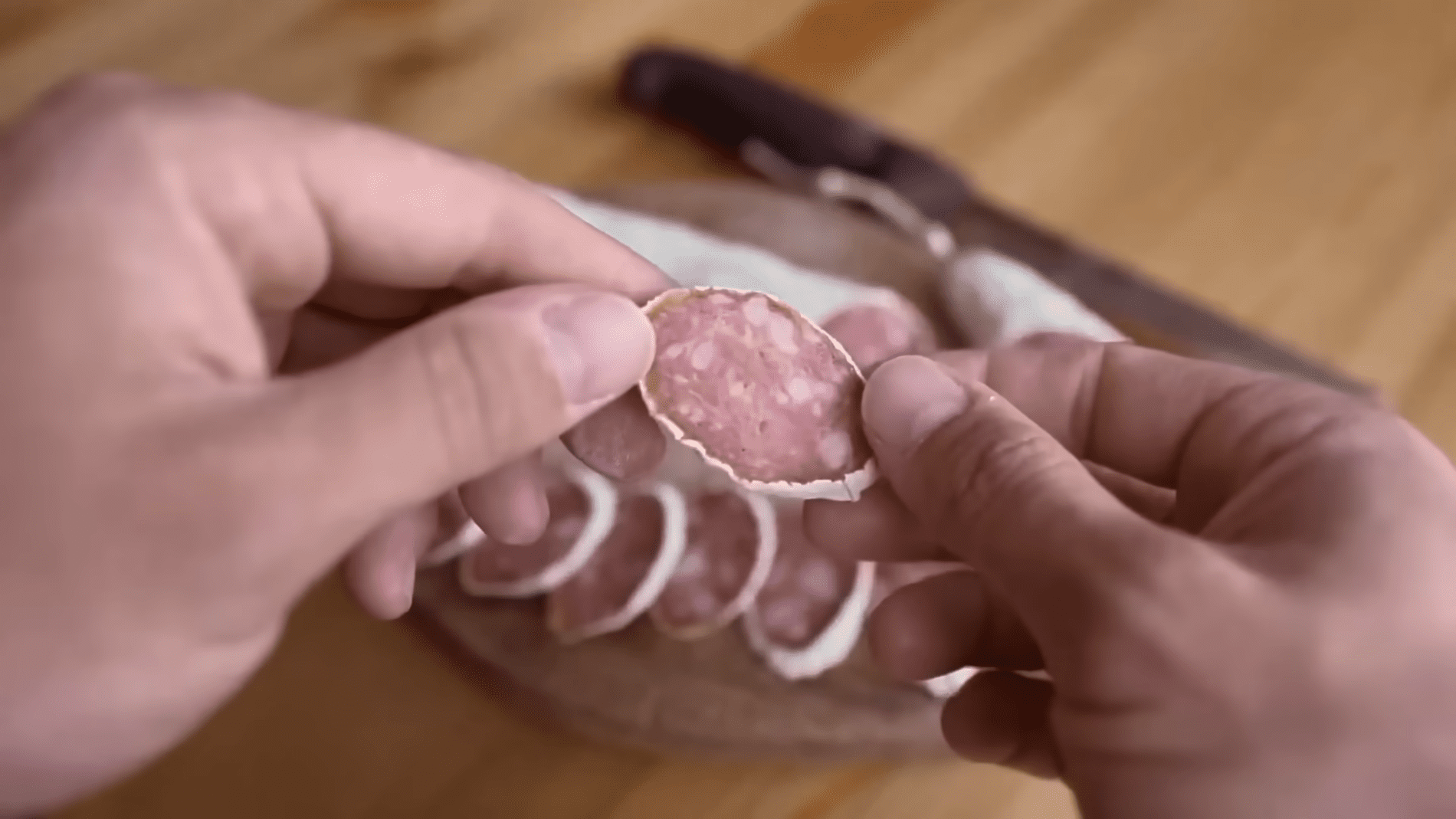 Кухарі розповіли, що насправді означає білий наліт на ковбасі фует. Фото: YouTube/Діалоги про їжу