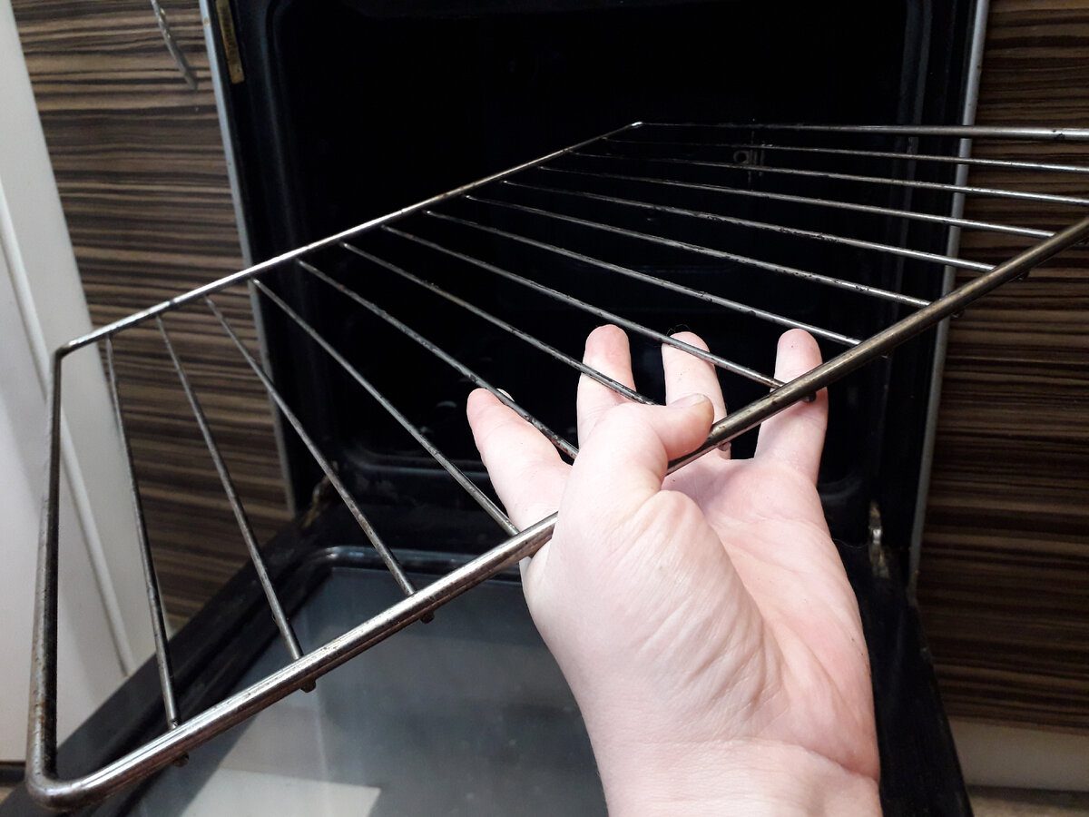 Господині розповіли, як легко відмити решітку від газової плити. Фото: скріншот з Ютуб