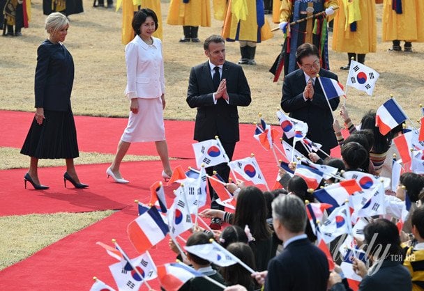 Бріжит та Еммануель Макрони, Лі Дже Мьон і Кім Хе Ген / © Associated Press