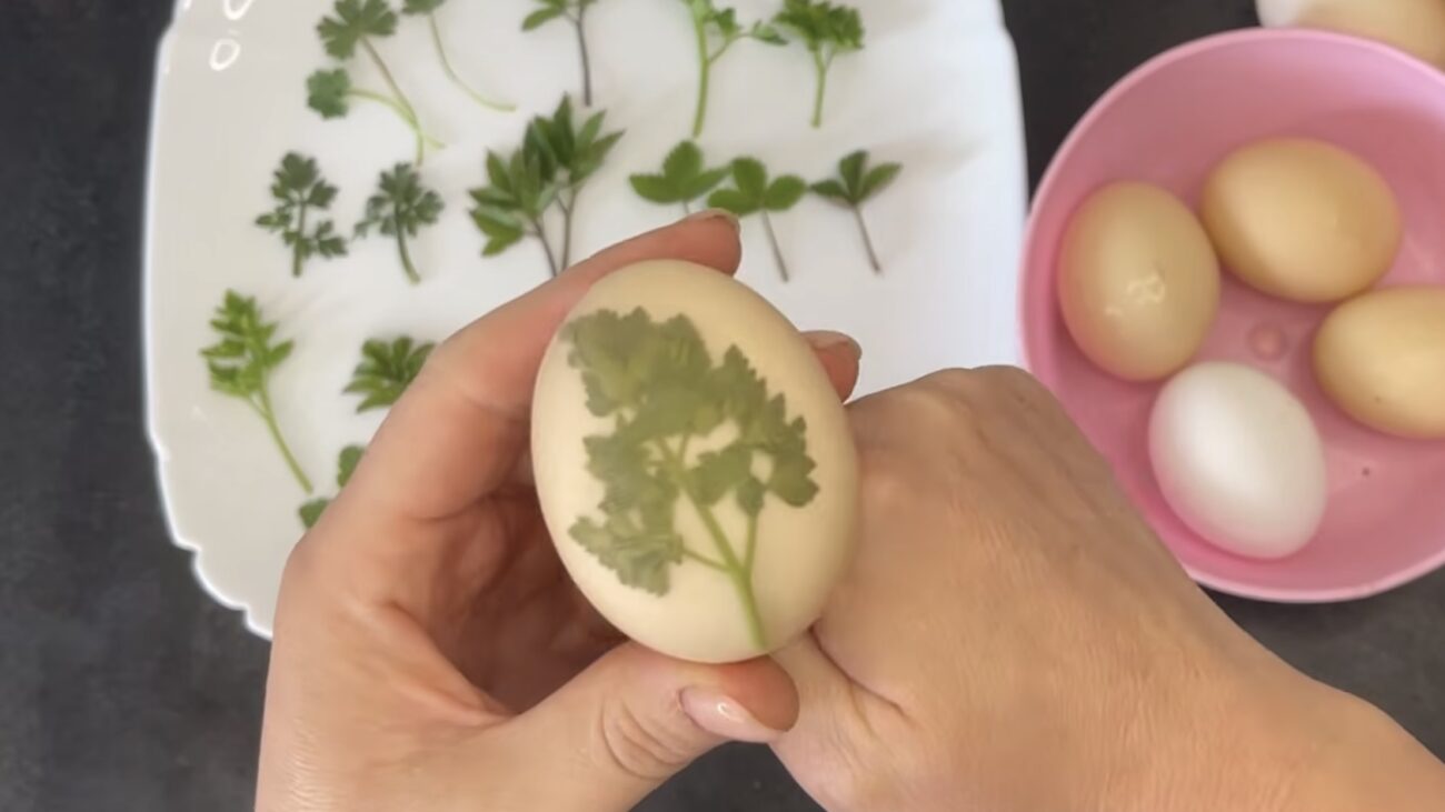 Господині показали, як у лушпинні зварити незвичайні крашанки з візерунками. Фото: YouTube Onyshkevychi 