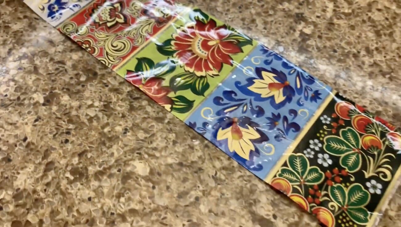 Господині розповіли, як клеїти наліпки на крашанки, щоб вони легко чистилися. Фото: скриншот з відео