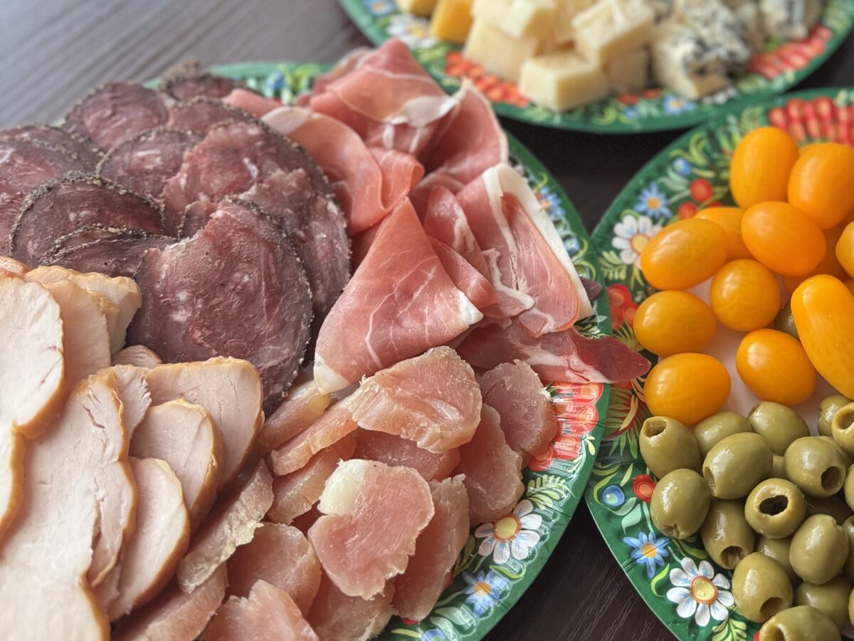 Господині розповіли, скільки коштує накрити стіл на Великдень 2026. Фото: Добрі новини 