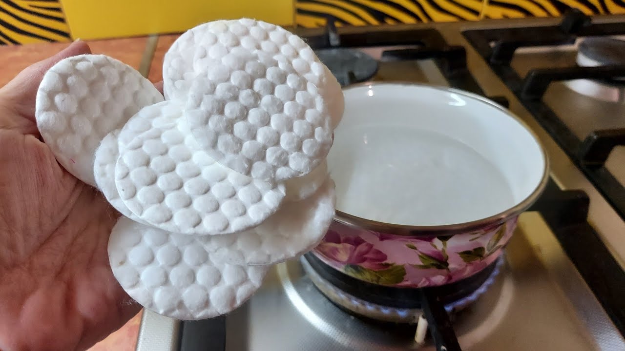 Господині розповіли, навіщо тримати ватні диски у морозильнику. Фото: скріншот з відео 